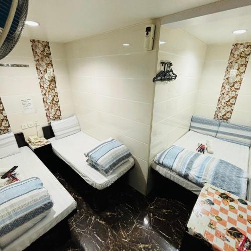 Deluxe Triple Room image 7