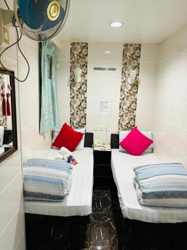 Deluxe Twin Room image 7
