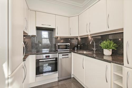 Lavish two-bedroom Apartment - image 2
