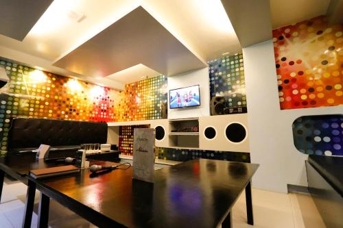 Shared lounge/TV area, Eurotel Las Pinas Hotel in Las Pinas