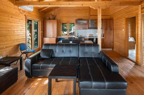 Zeus-Village οικισμος φινλανδικων chalet με πισινες & γυμναστηριο in Kamena Vourla