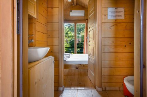 Zeus-Village οικισμος φινλανδικων chalet με πισινες & γυμναστηριο in Kamena Vourla