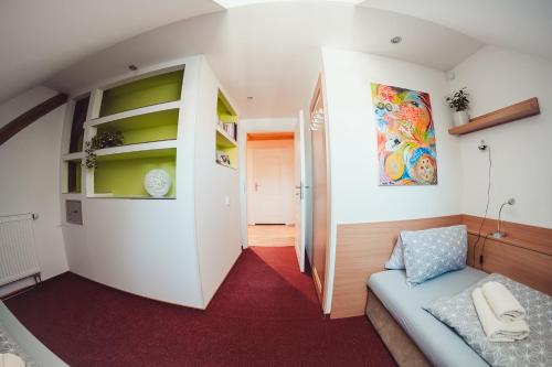 1 queen bed, 2 twin beds