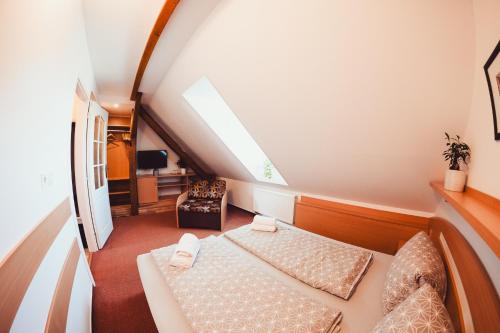 1 queen bed, 2 twin beds