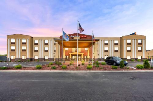Comfort Suites East - image 6