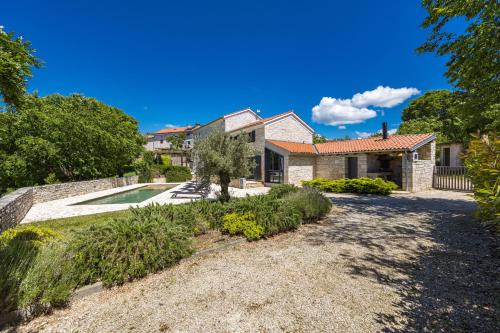 Balkons/terase, Casa 42 pet friendly for 9 people in Central Istria with salt - water pool in Butkovici