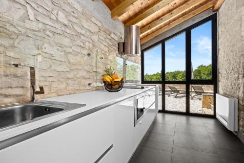 virtuve, Casa 42 pet friendly for 9 people in Central Istria with salt - water pool in Butkovici