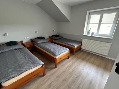 3 twin beds