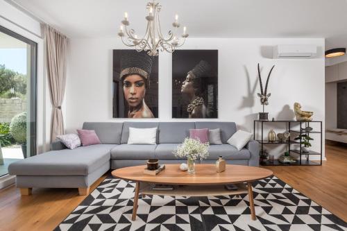 Luxury apartment Hyperion with private pool and garden - Tap to explore photos