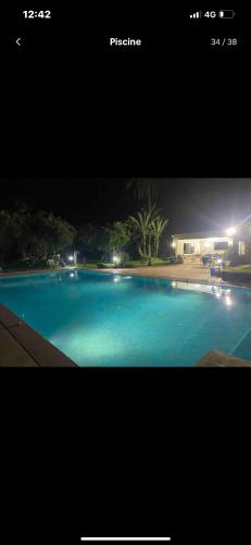 villa avec une grande piscine et jardin