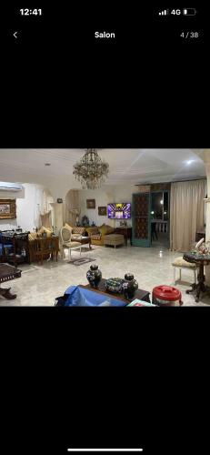 villa avec une grande piscine et jardin