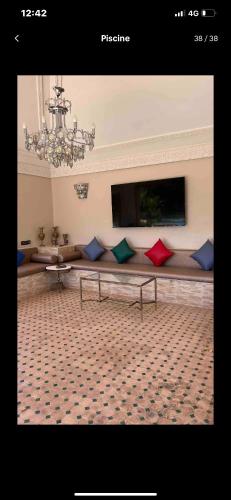 villa avec une grande piscine et jardin