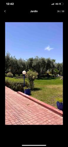 villa avec une grande piscine et jardin