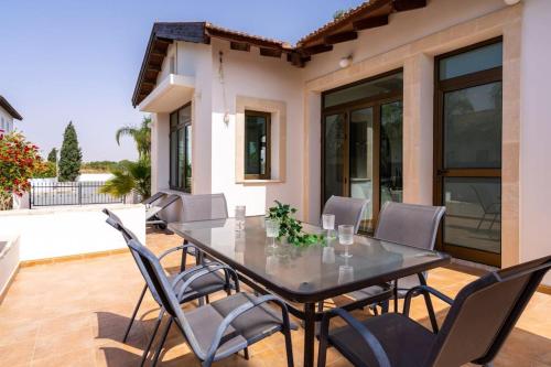 陽台/露台, Lumina 2-Bedroom Villa and Pool in Ayia Napa in 索蒂拉