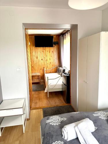 1 double bed, 1 twin bed