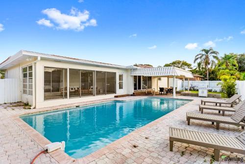 Modern 3BR - Pool - Game Room home, Dunedin