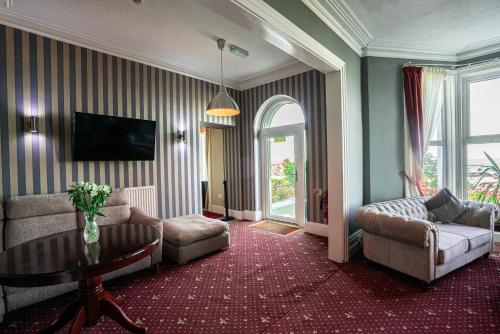 The Central Hotel - image 5