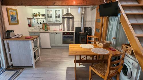 Konyha, La Maisonnette, ancienne bergerie avec accès au jardin (La Maisonnette, ancienne bergerie avec acces au jardin) in Prades