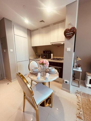 Luxury 1-Bedroom Oasis near Downtown Dubai, Dubai (photo 2)