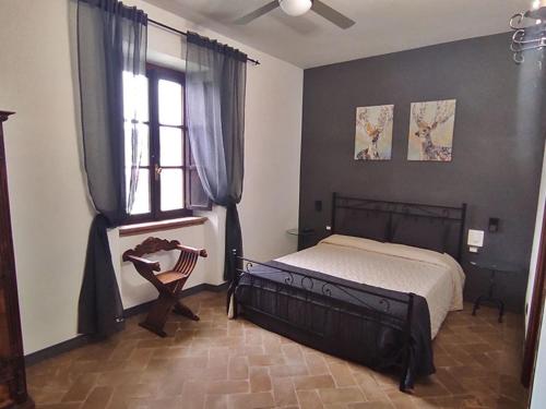 1 queen bed, 1 twin bed
