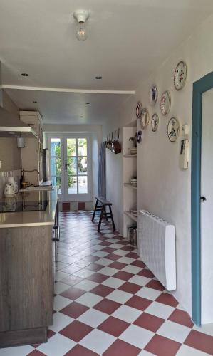Au 3 La Cour à Tôt (Au 3 La Cour a Tot) in Regneville-Sur-Mer
