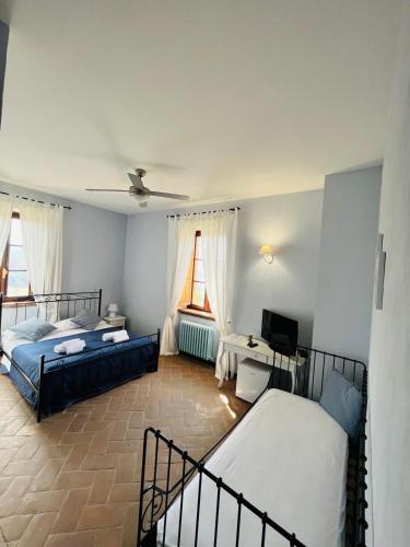 1 queen bed, 1 twin bed