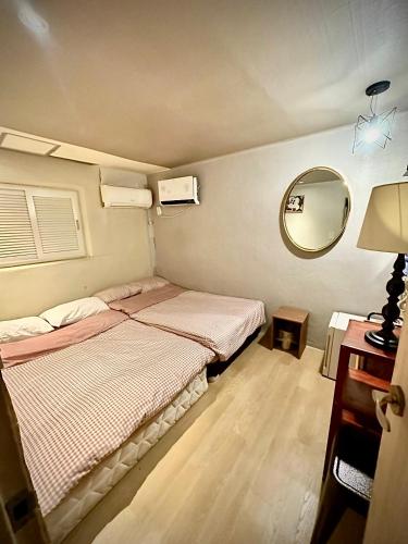 1 queen bed, 1 twin bed