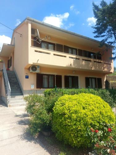 3 bedrooms, 5 beds