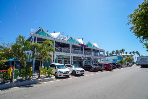 Infinity Pool & Spa, Putting Green & Golf Cart included will make your Dream Vacation, Holmes Beach (photo 8)