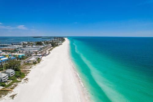 Infinity Pool & Spa, Putting Green & Golf Cart included will make your Dream Vacation, Holmes Beach (photo 7)
