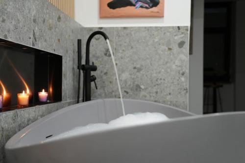 Suite mit Badewanne, Kamin und Parkplatz, Graz (Foto 7)