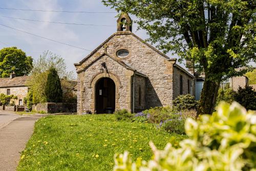 Grade II Listed Peak District Property