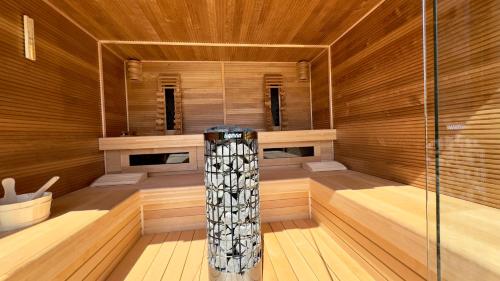 PUUR Eastermar - monumentaal, authentiek en luxe koetshuis aan open vaarwater met jacuzzi en sauna