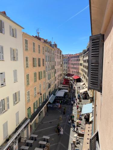 Appartement rue piétonne face au marché