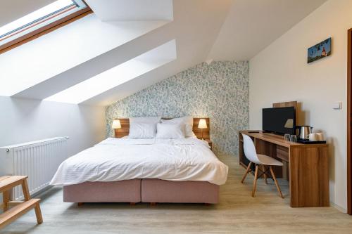 1 queen bed, 1 twin bed