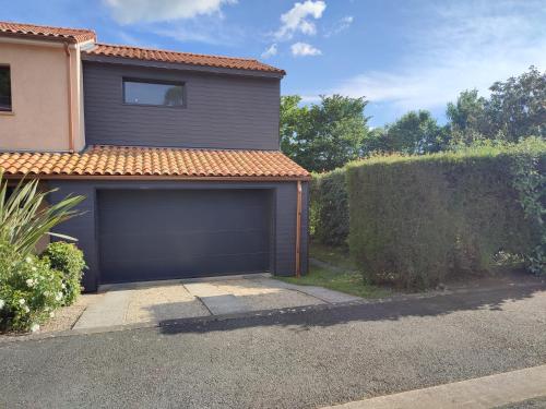 Studio meublé 1 pièce entièrement équipé sans cloisons séparatives (Studio meuble 1 piece entierement equipe sans cloisons separatives) in Saint-Fulgent