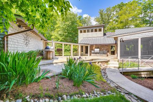 Lakefront Roxboro Home with Private Dock! in Roxboro (Észak-Karolina)