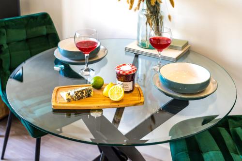 บริการและสิ่งอำนวยความสะดวก, Luxury 1 Bedroom serviced apartment with Roof terrace & Gym in สตีเวนเนจ