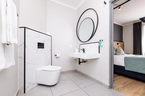Standard King Room image 5