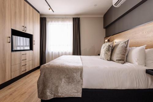 Deluxe King Suite image 7