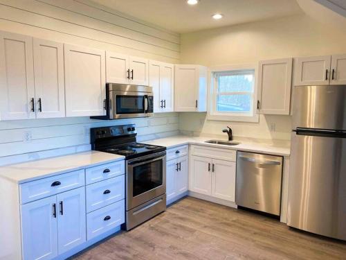 A beautiful sunset cottage in Hendersonville, USA