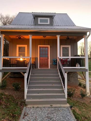 A beautiful sunset cottage in Hendersonville, USA