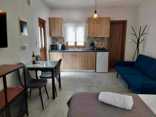 Utopia suites 3 in the heart of Aegina by 8essentially, Città di Egina (foto 6)