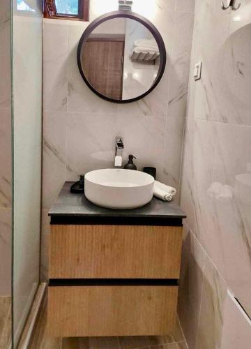 Utopia suites 3 in the heart of Aegina by 8essentially, Città di Egina (foto 9)