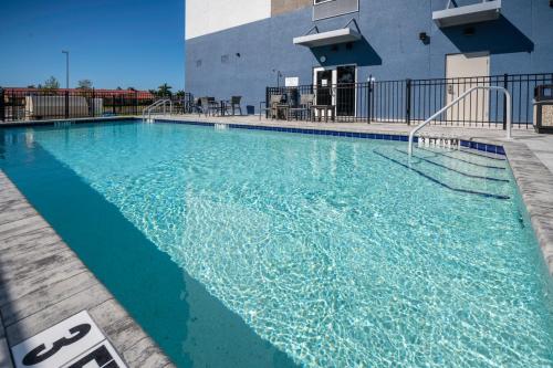 Holiday Inn Express and Suites Fort Myers Airport By IHG - 수영장