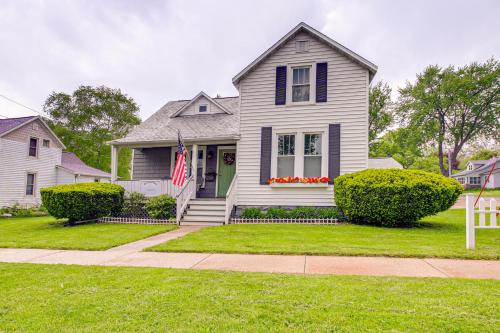Lavish House with Patio - 2 Blocks to Green Lake! in Green Lake, USA