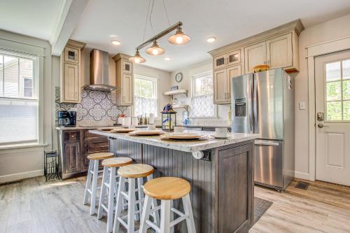 Lavish House with Patio - 2 Blocks to Green Lake! in Green Lake, USA