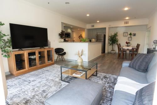 Charming 2bd Condo on SunsetStrip in Los Angeles, USA