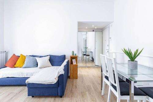 HOST4U - GOLFO ARANCI, Beautiful Apartment in Milan, Mailand