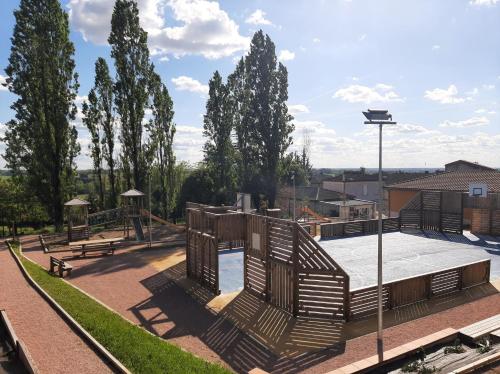 Spēļu laukums, "La Chèvrerie des Sources" - Maison avec Terrasse et vue panoramique ("La Chevrerie des Sources" - Maison de campagne avec Terrasse et vue panoramique - Experience a la f) in Lamothe-Landerron